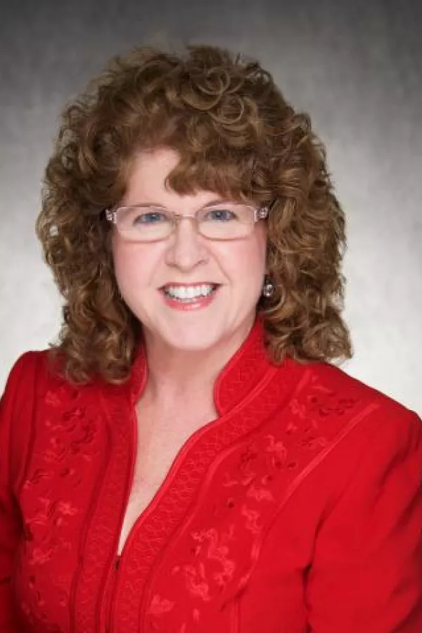 Peggy Nopoulos, portrait