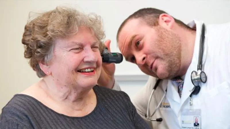 A UI Health Care provider performs an examination on a patient at the UI QuickCare East location