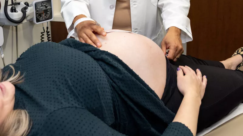 Nurse midwife and patient pregnancy care