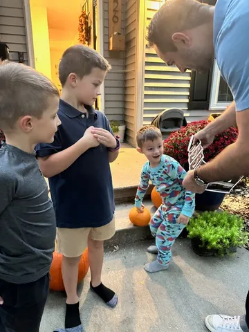 homas Hoak shows his sons the ultrasound images of their new sibling.