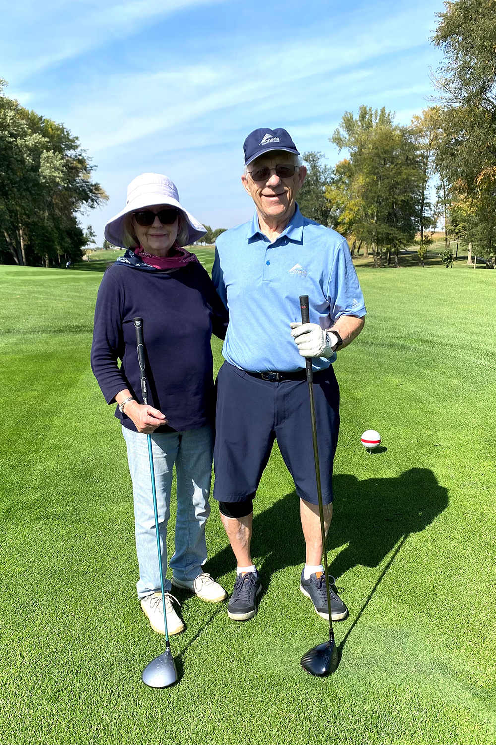 Milt and Nancy Andersen standing on a golf course
